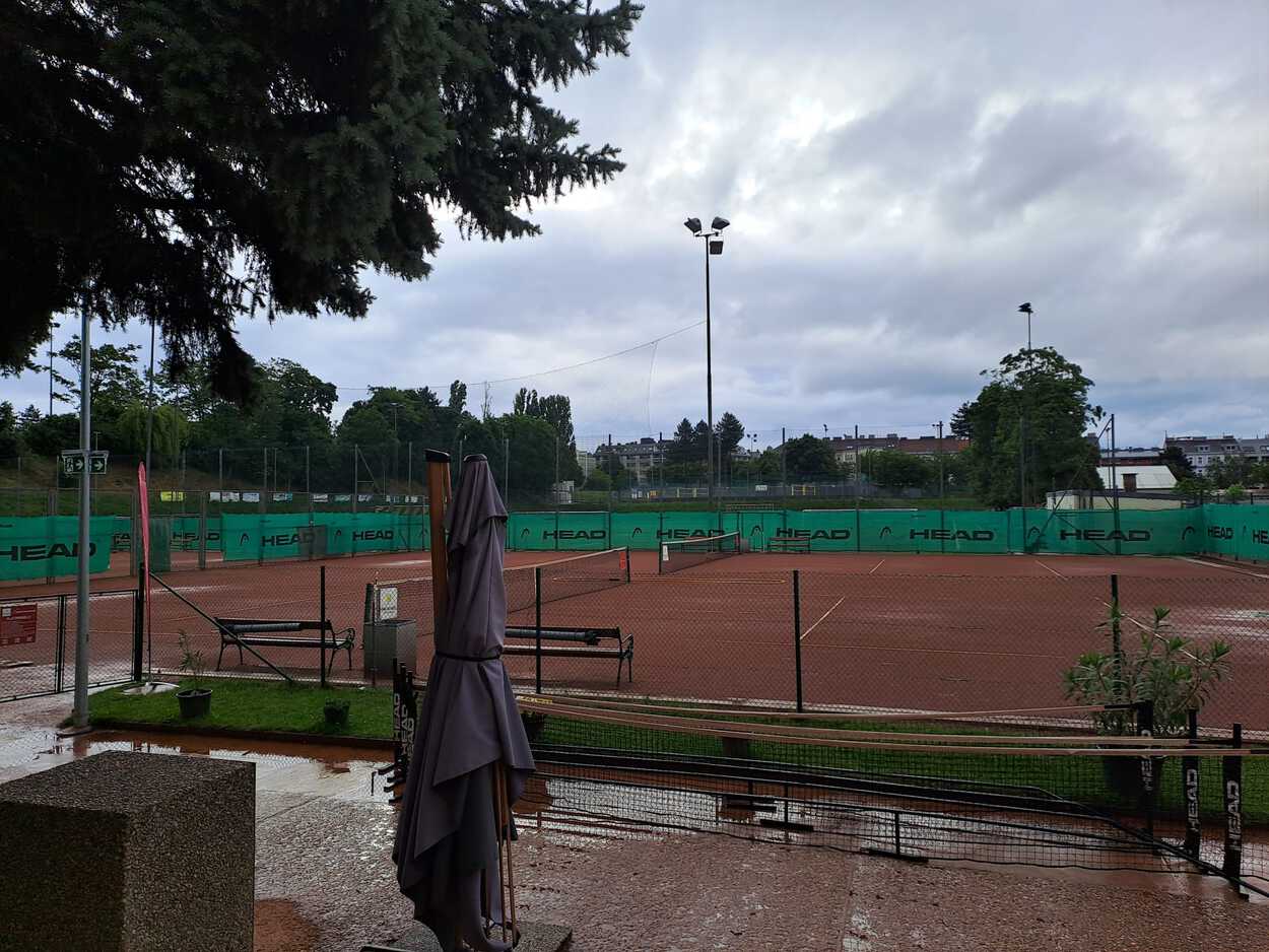Die Tennisplätze sind bis mindestens 14 Uhr nicht bespielbar!